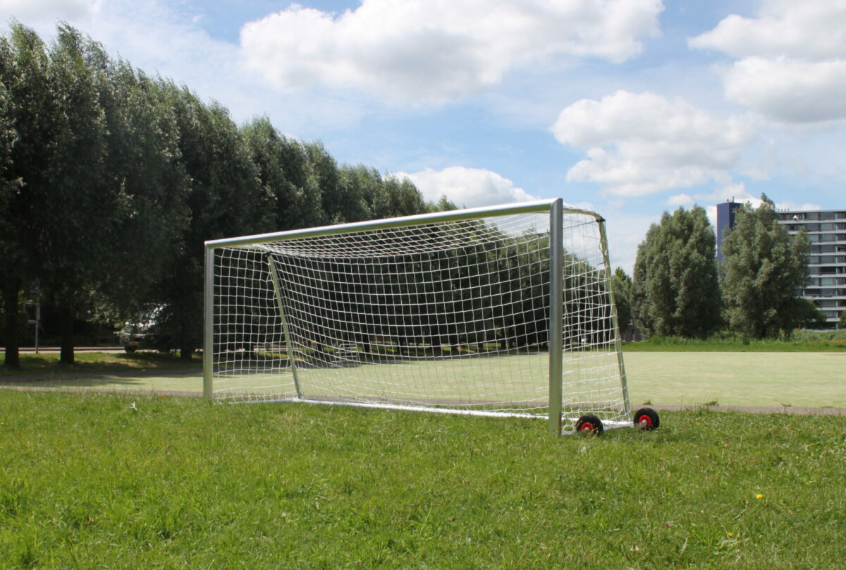 Nieuw: professioneel pupillen voetbaldoel JVD190 met haakloze netbevestiging 5 Verplaatsbaar Pupillen voetbaldoel JVD190 5×2 meter met transportwielen en ingefreesde nethaken